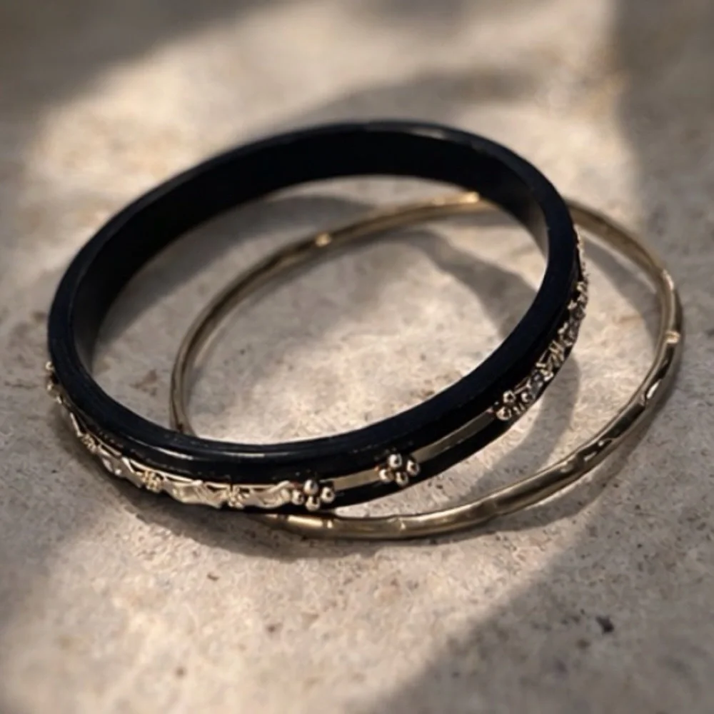 Vintage 80s–90s Black Acrylic & Pale-Gold Tone Bangle Bracelet Set
